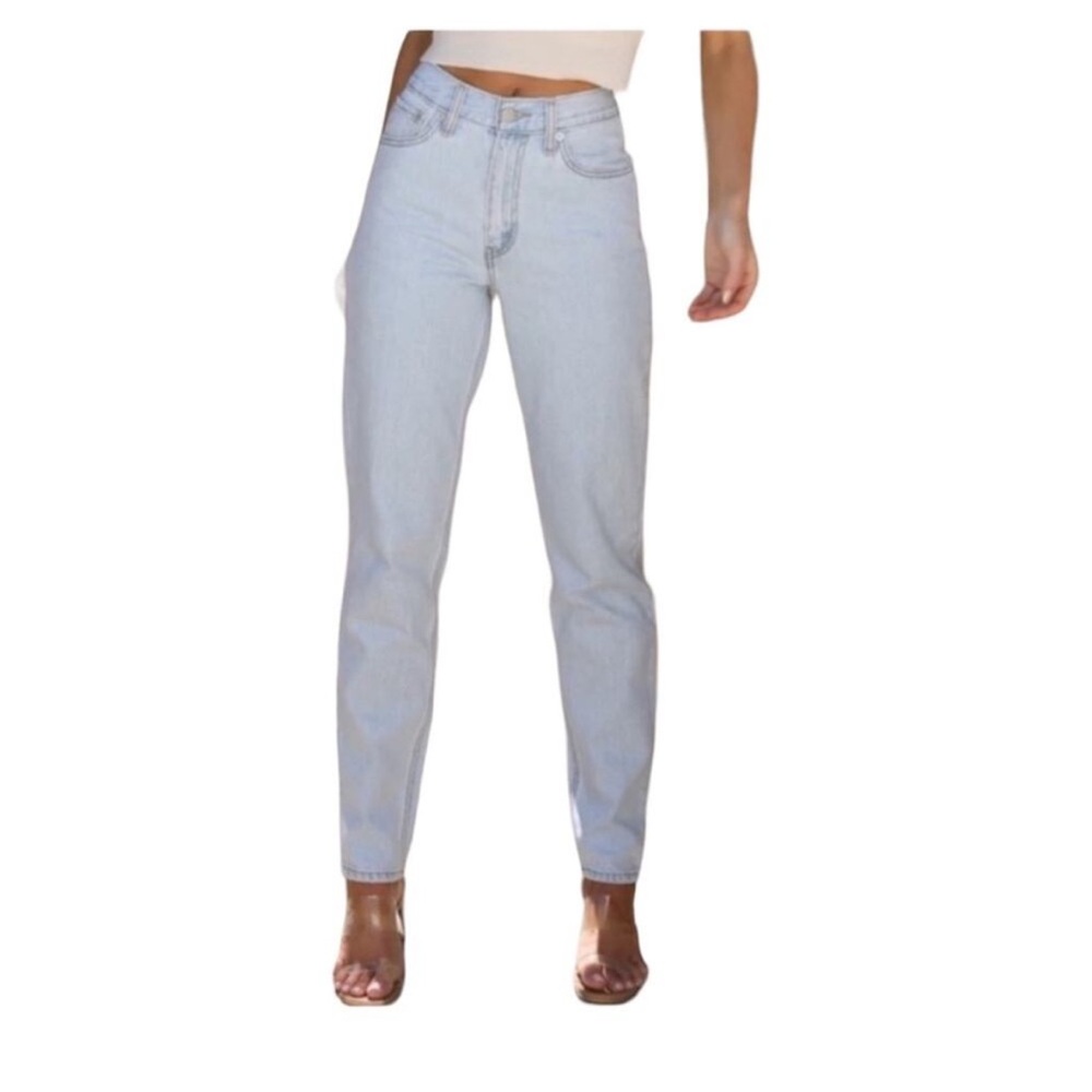 Levi's Silvertab High Rise Mom Jean In Light Wash Denim